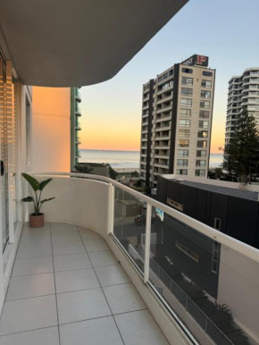 Surfers Paradise - Beachfront Apartment